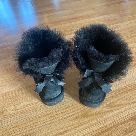 EUC Bailey Bow tie Uggs - Size 8 - Picture 5 of 9